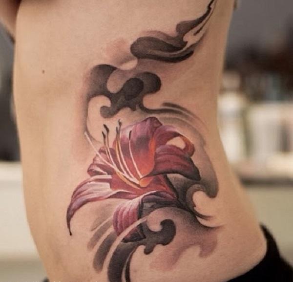 Chinesische Lilie Blumen Tattoo an der Rippe für Frauen