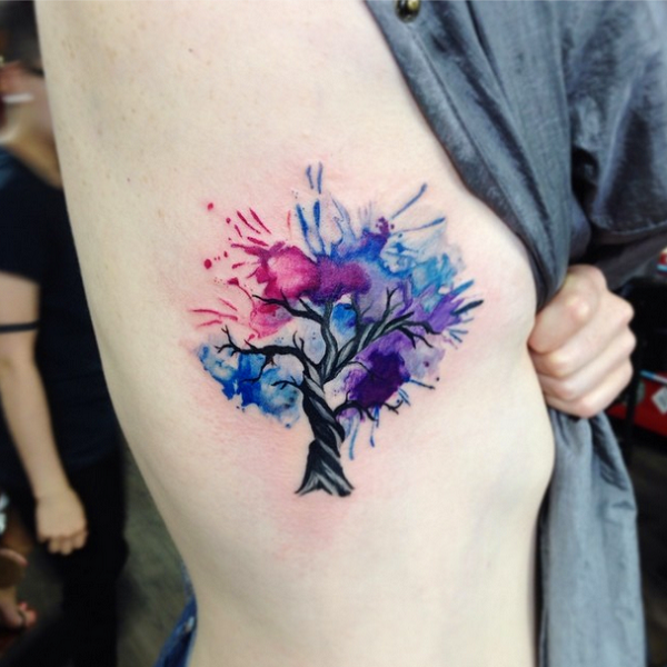 Aquarell Baum Tattoo an der Rippe für Frauen