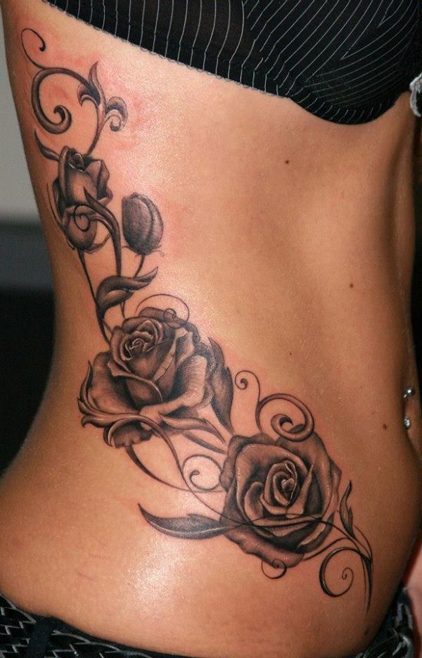 schwarze und weiße Rose Tattoo an der Seite für Frauen