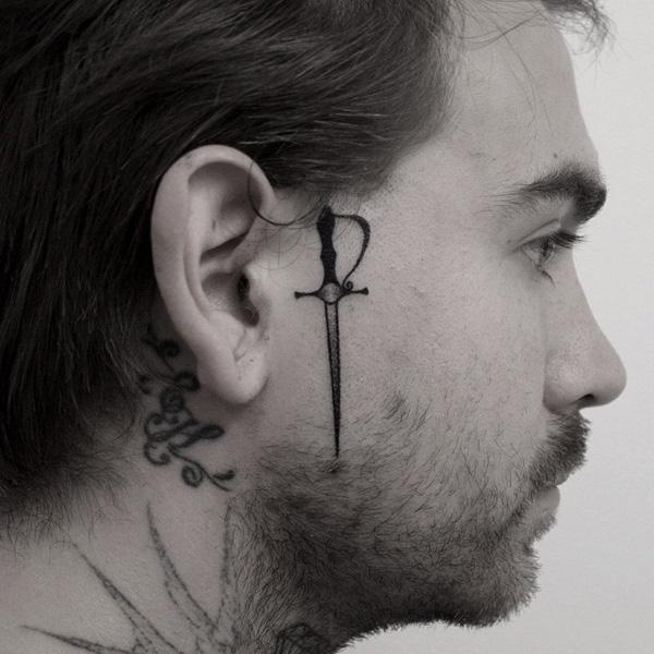tetování mečem na obličeji-39