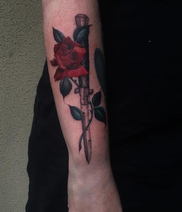 Schwert mit Rose Tattoo am Ärmel-23