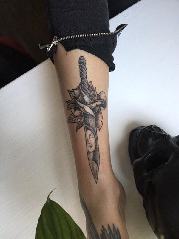 meč s růžovým tetováním-2