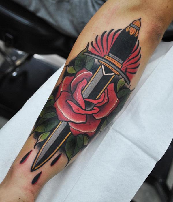 Farbiges Schwert mit Rosentattoo-11