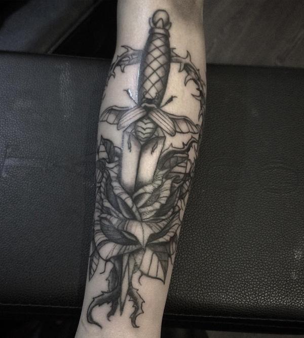 tetování meč a růže-16