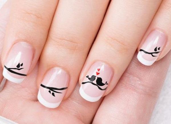 Acrylnägel mit Herzen Vögel für Valentinstag Nail Art