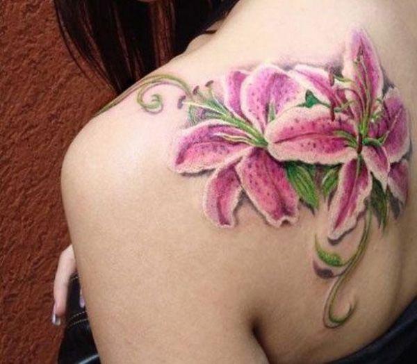 Realistické růžové lilie tetování na zádech