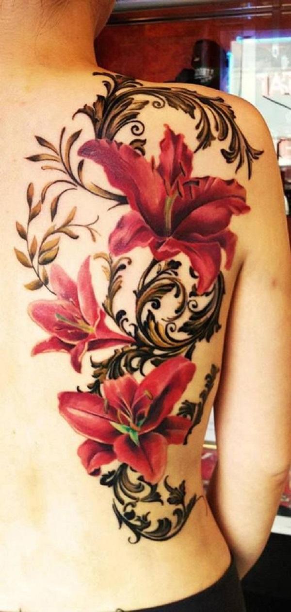 Na zádech tetování červené lilie