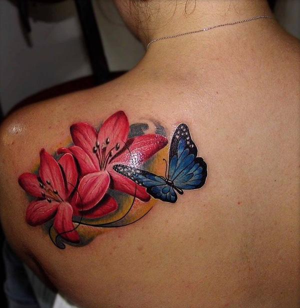 Realistické motýlkové tetování na rameni
