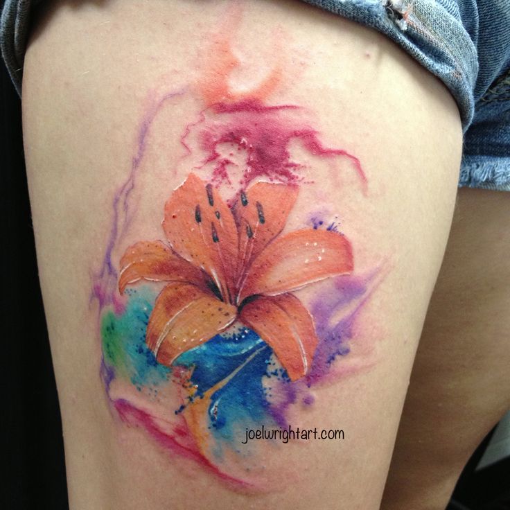 Akvarel lilie tetování na higth