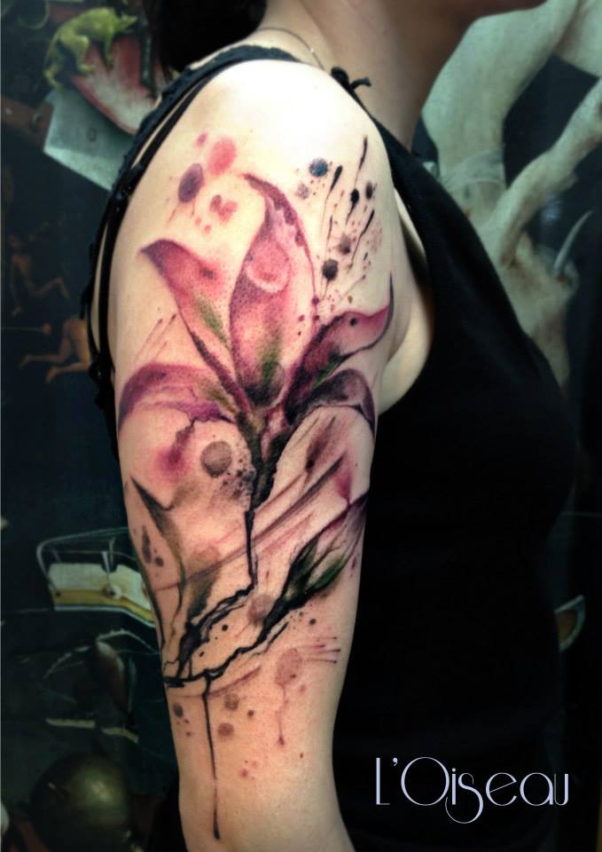akvarel lilie tetování na rukávu od L'oiseau