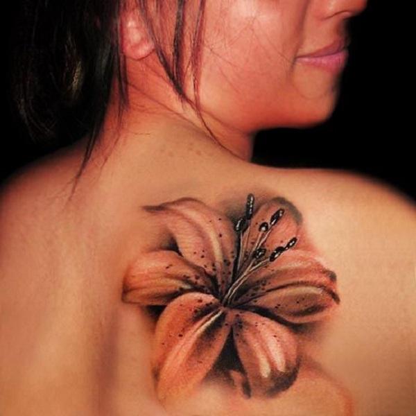 Černé a bílé tetování lilie na zádech
