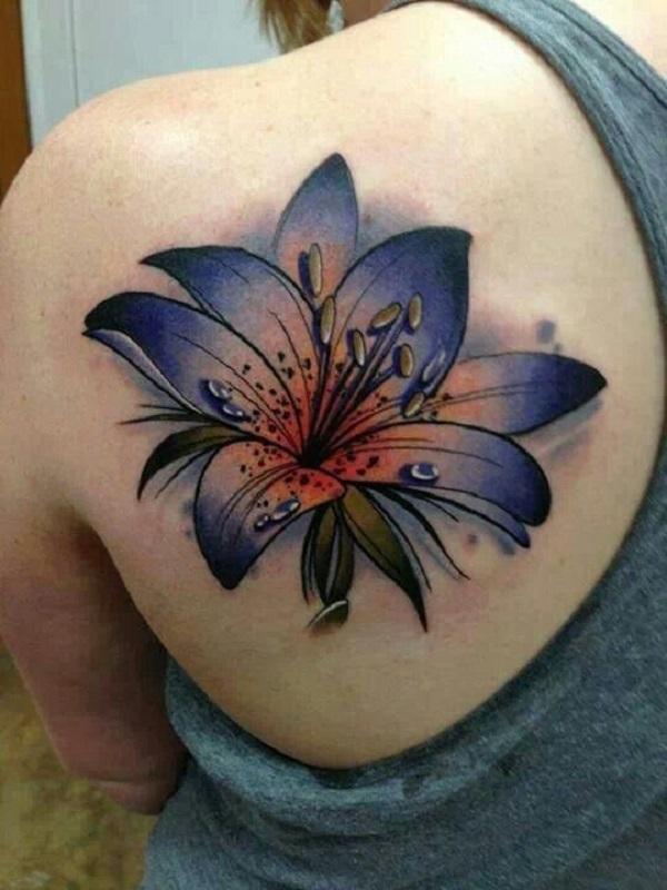 Tmavě modré tetování akvarelu lilie na lopatce