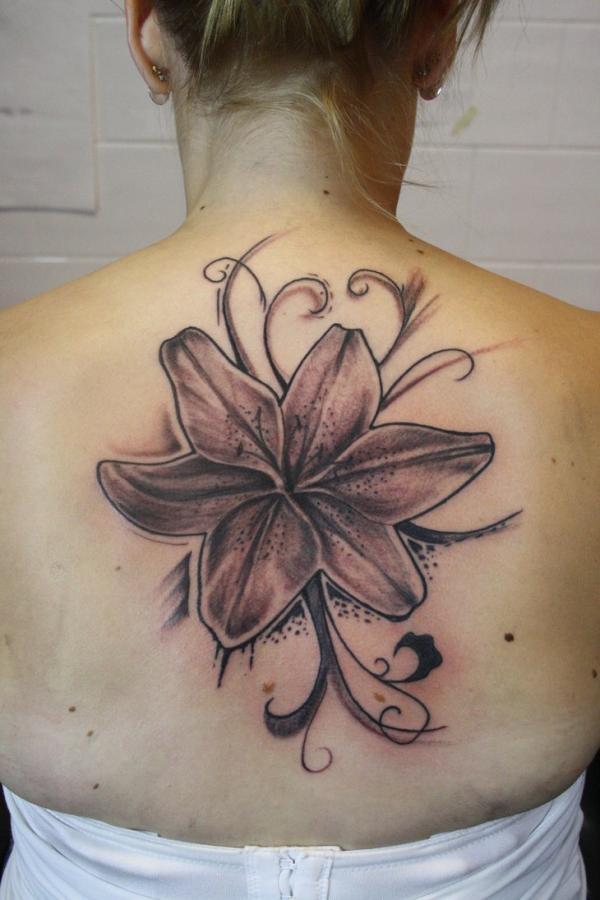 Černé a šedé tetování lilie na zádech pro ženy