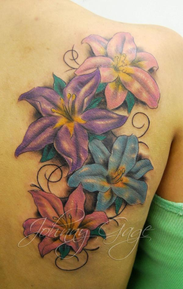 Barevné tetování lilie na polovině zad