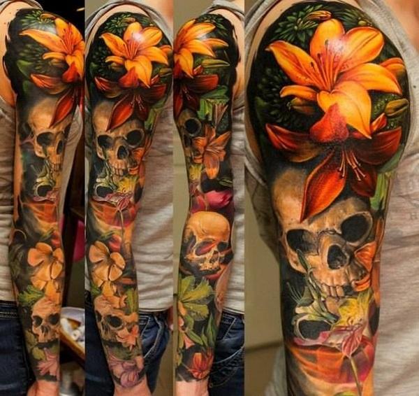Realistická lilie s tetováním lebky na rukávu