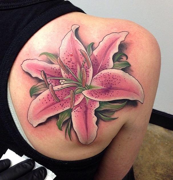 Realistické růžové lilie na zádech tetování