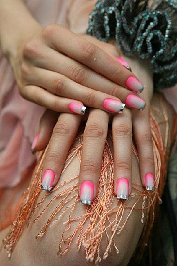 French-Metallic-Maniküre mit Farbverlauf in Pink und Nude