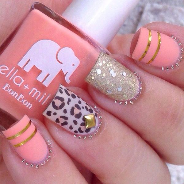 Niedlicher Leopard und rosa Metallic-Nagel