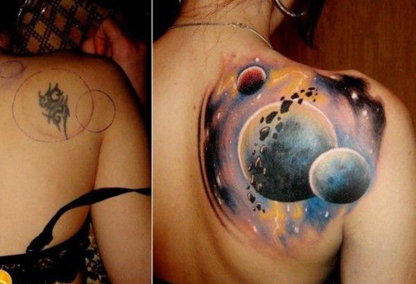 Kamufláž vybledlý inkoust s vesmírnými planetami na zádech