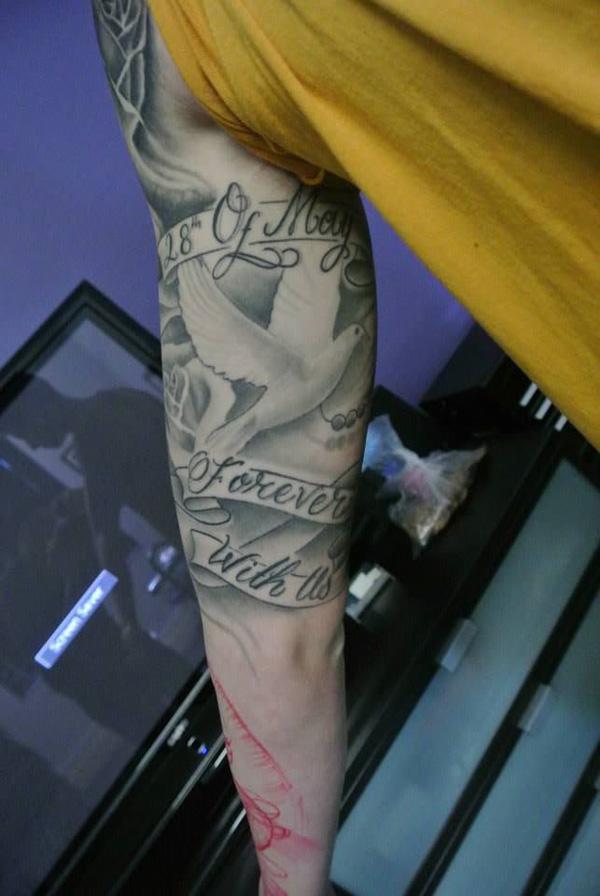 Poloviční rukávové tetování ve stupních šedi s holubicí a stuhou