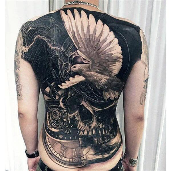 Blackwork fullback tattoo kombinuje steampunk s lebkou a létající holubí formen