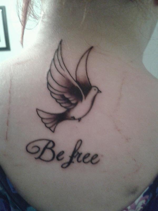 Kleines Vogel Tattoo mit Worten Seien Sie frei auf dem Rücken für Frauen