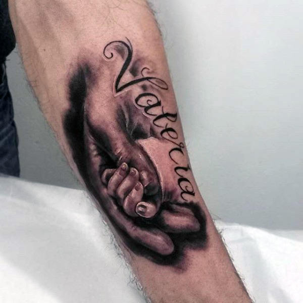 RODINNÉ TATTOO NÁPADY držící se za ruce