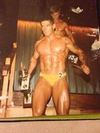 (Ray Houghton während eines Bodybuilding-Wettbewerbs. Foto: Mit freundlicher Genehmigung von Ray Houghton) „Ich war jung und beeinflussbar, aber ich mochte die Tätowierungen nie wirklich“, sagte Houghton über die Tätowierungen, die Sailor Bill auf ihn gemalt hatte, und fügte hinzu: „Es war mir peinlich, sie zu zeigen sie ab!“ Erst vor etwas mehr als einem Jahr wurde Houghton endlich dazu bewegt, seine bedauerlichen Tattoos zu vertuschen. Jetzt in Spanien lebend, bei dem schönen Wetter in der Gegend von Cabo Roig Beach in der Provinz Alicante, war es ihm peinlich, seinen preisgekrönten Körper wegen der gealterten und wenig schmeichelhaften Tattoos auf seinen Armen zur Schau zu stellen.