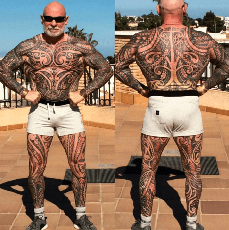 (Rück- und Vorderansicht von Ray Houghtons Anzug. Foto: Bagwa Tattoo/Instagram) „Ein Körperteil führte zum anderen und zum anderen. Ich hatte alle zwei Wochen eine achtstündige Tattoo-Sitzung, bis ich 14 Monate später komplett war. Ein Ganzkörperanzug!“ sagte Houghton. Sein Ganzkörperanzug besteht aus einem komplizierten Maori-inspirierten Design und erstreckt sich von seinen Handgelenken über den Rücken und das Gesäß bis zu seinen Knöcheln. „Ich habe immer Zeit und Geld in meinen Körper investiert, und die neue, moderne Körperkunst hat mich als Person vervollständigt“, sagte Houghton über seinen Bodysuit, der ihm das Gefühl gab, ein brandneuer Mann zu sein.