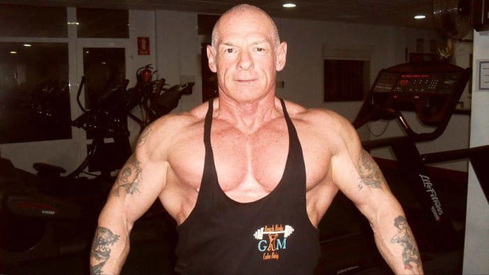 (Ray Houghton vor seiner Tattoo-Transformation. Foto: Mit freundlicher Genehmigung von Ray Houghton) Bevor Houghton im Alter von 15 Jahren zur Armee ging, trat er der Armee bei. Während er stolz seinem Land diente, stieß er auf einen reisenden Tätowierer namens „Old Sailor Bill“, der ihn überredete, sich tätowieren zu lassen – wie es alle Soldaten und Soldaten tun sollten.