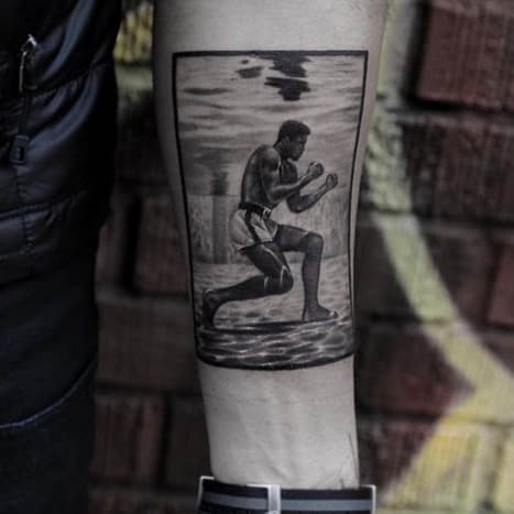 Dieses letzte Tattoo stammt von dem unglaublich talentierten Bang Bang. Ali war nicht nur einer der charismatischsten und erfolgreichsten Sportler seiner Zeit, sondern auch einer der fotogensten. Dieses Tattoo basiert auf einem berühmten Foto, das das Boxertraining beim Schattenboxen unter Wasser vor einem Kampf zeigt. Muhammad Ali, wohl einer der angesehensten und gefeiertsten Sportler des 20 Zweifellos wird er auch im Tod Menschen jeden Alters begeistern. Ähnlich wie der kürzliche Tod von David Bowie und Prince die Fans dazu inspirierte, sich zu Ehren der Musikikonen einfärben zu lassen, werden wir in Zukunft wahrscheinlich noch viele weitere Tattoos sehen, die dem verstorbenen Muhammad Ali gewidmet sind.