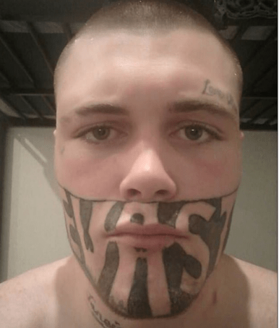 Ve věku 19 let se Mark Cropp z Nového Zélandu dostal na titulky šokujícího tetování na obličej, které si vysloužil během výkonu trestu ve vězení. Muž přezdívaný