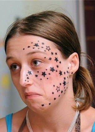 V roce 2009 devatenáctiletá žena z Belgie lhala své rodině a médiím tím, že řekla, že vešla do obchodu, aby si na tvář udělala tři malé hvězdičky, ale umělec přidal 56 tetování poté, co usnula pod jehlou . Vlaminck strávil tři roky a přes 13 600 dolarů, aby odstranil inkoust.