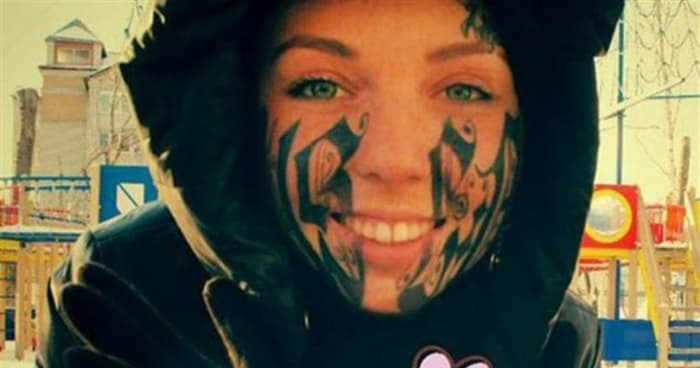 Toumaniantz ze Saransku v Rusku získala pozornost poté, co jí její přítel jednoho dne nechal vytetovat na tvář jeho jméno. Zábavný fakt: stejná umělkyně, která si vytetovala obličej, je také zodpovědná za nechvalně známé fialové hvězdné tetování!
