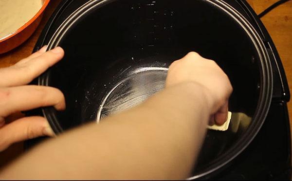 graisser le bol avec de l'huile
