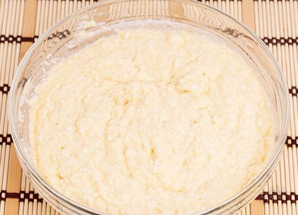 poner la masa de queso en un molde