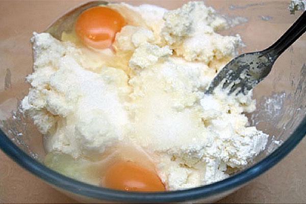 moudre du fromage cottage avec des œufs et du sucre