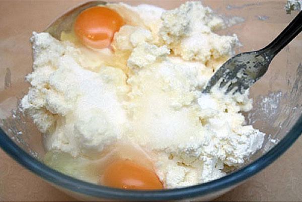 moler el requesón con huevos y azúcar