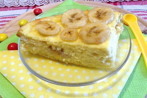 Casserole de fromage cottage avec des bananes