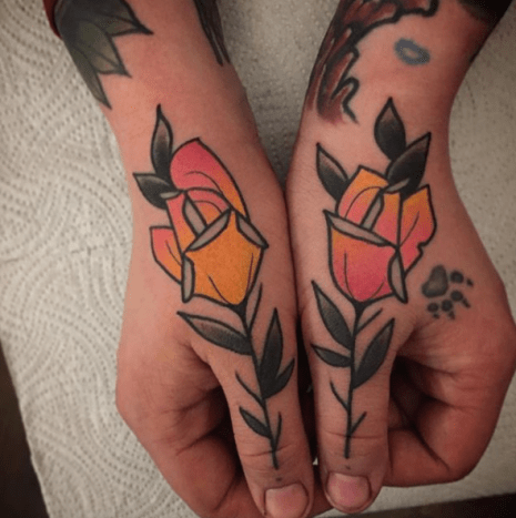 Tattoo @pau1terry_Obwohl Sie mit einer traditionellen Form nichts falsch machen können, schadet es nicht, sie zu verwechseln. Handtattoos müssen nicht mittig auf der Handoberseite sein, sie können auch an den Seiten schön wirken.