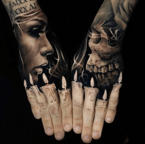 Tattoo @jakconnollyartWenn es um Handtattoos geht, gibt es etwas besonders Badass an einem Paar passender Teile. Das obige Tattoo ist ein hervorragendes Beispiel für die Interaktion von Handtattoos, da es zwei verschiedene Ansätze für dieses Konzept zeigt. Auf dem Handrücken sieht man zwei verschiedene Bilder, die miteinander interagieren, aber auch für sich alleine funktionieren. Während die Finger als ein nahtloses Bild existieren.