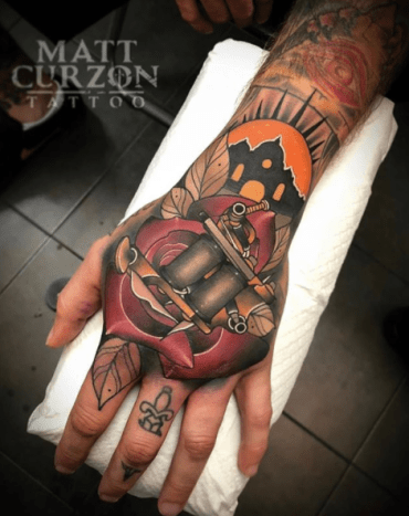 Tattoo @mattcurzonNun, da Sie sich entschieden haben, den Sprung zu wagen und Ihre Hand zu tätowieren, ist der allerletzte Schritt, sich auf die körperliche Erfahrung vorzubereiten. Es ist kein Geheimnis, dass Hand-Tattoos höllisch weh tun und sie definitiv eine Nervensäge sind, während sie heilen. Seien Sie darauf vorbereitet, sich während und nach dem Tätowieren unwohl zu fühlen – wir empfehlen, ein oder zwei Tage Pause zu machen, während Ihre Hand geschwollen ist. Es schadet nicht, besonders vorsichtig zu sein.