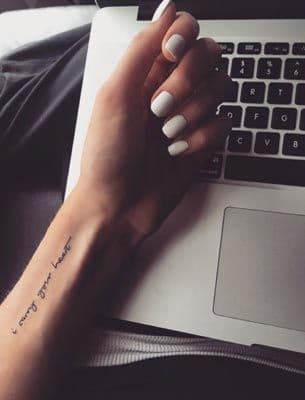 Okay, das ist eher ein sanfter Vorschlag als eine einfache Regel. Aber seien Sie kreativ mit Ihrem Design und verwenden Sie das Instagram eines Künstlers anstelle von Pinterest-Posts. Vertrauen Sie uns, auf diese Weise erhalten Sie ein besseres Stück.