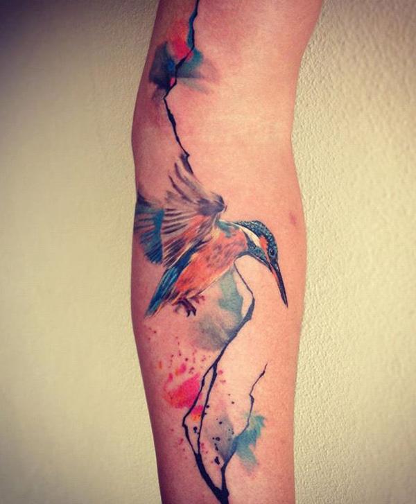 Kolibri Tattoo im Aquarell-Stil am Arm