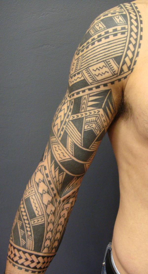 Polynesisches Tattoo am ganzen Arm