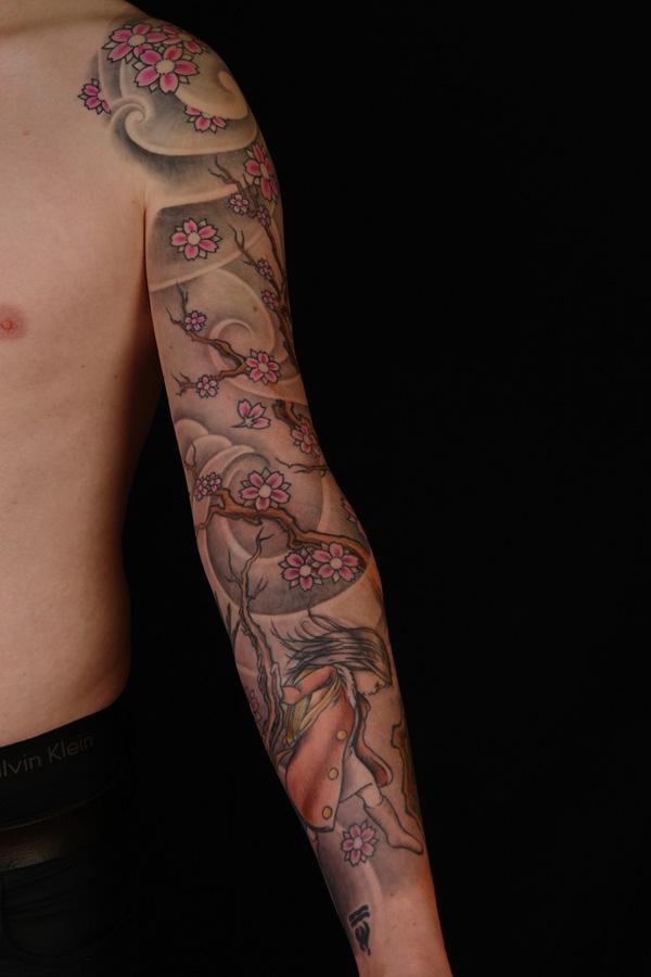 Kleines Mädchen und Kirschblüten Tattoo