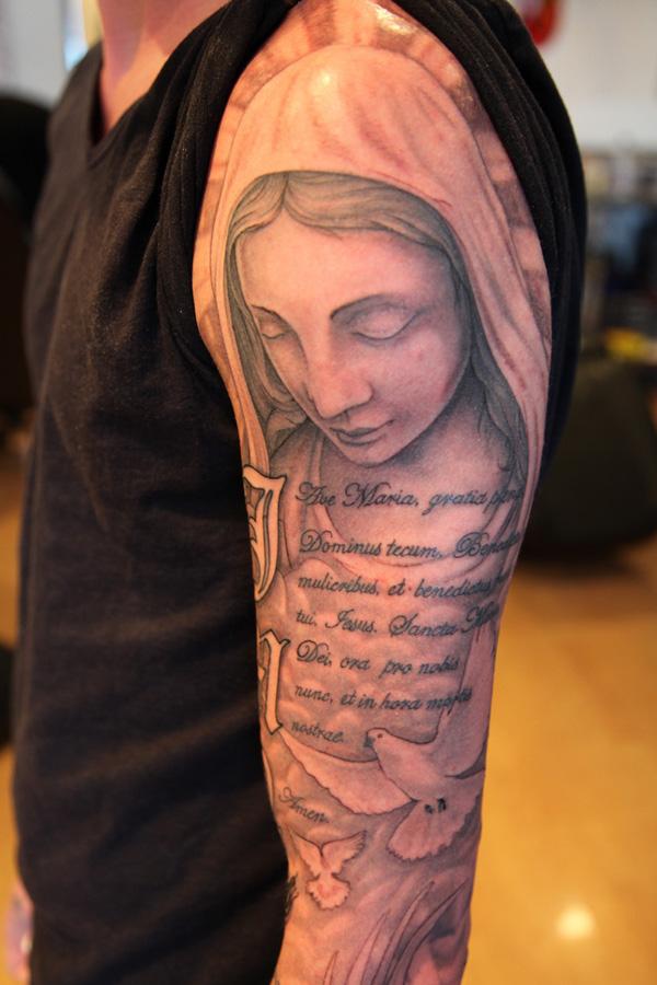 Jungfrau Maria und Bibelverse am Arm Tattoo