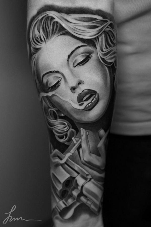 Bezauberndes Frauenporträt Tattoo in Graustufen am inneren Unterarm