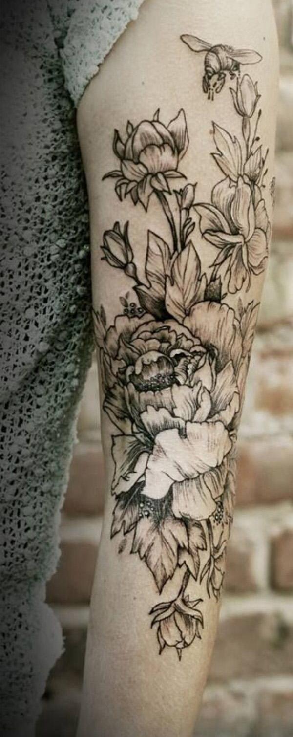 Biene und Pfingstrose Ärmel Tattoo in grauer Waschung für Frauen