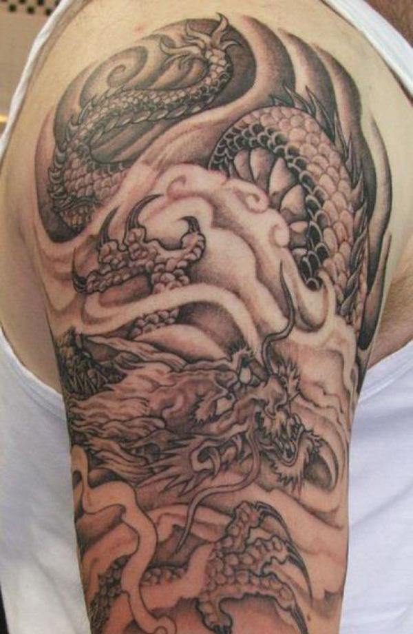 Drache und Wolke Tattoo am Oberarm für Männer